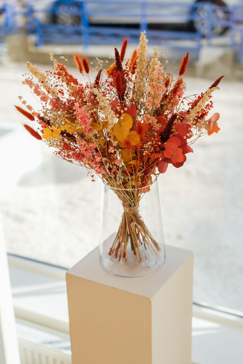 Couronne florale classique avec roses et feuillage vert