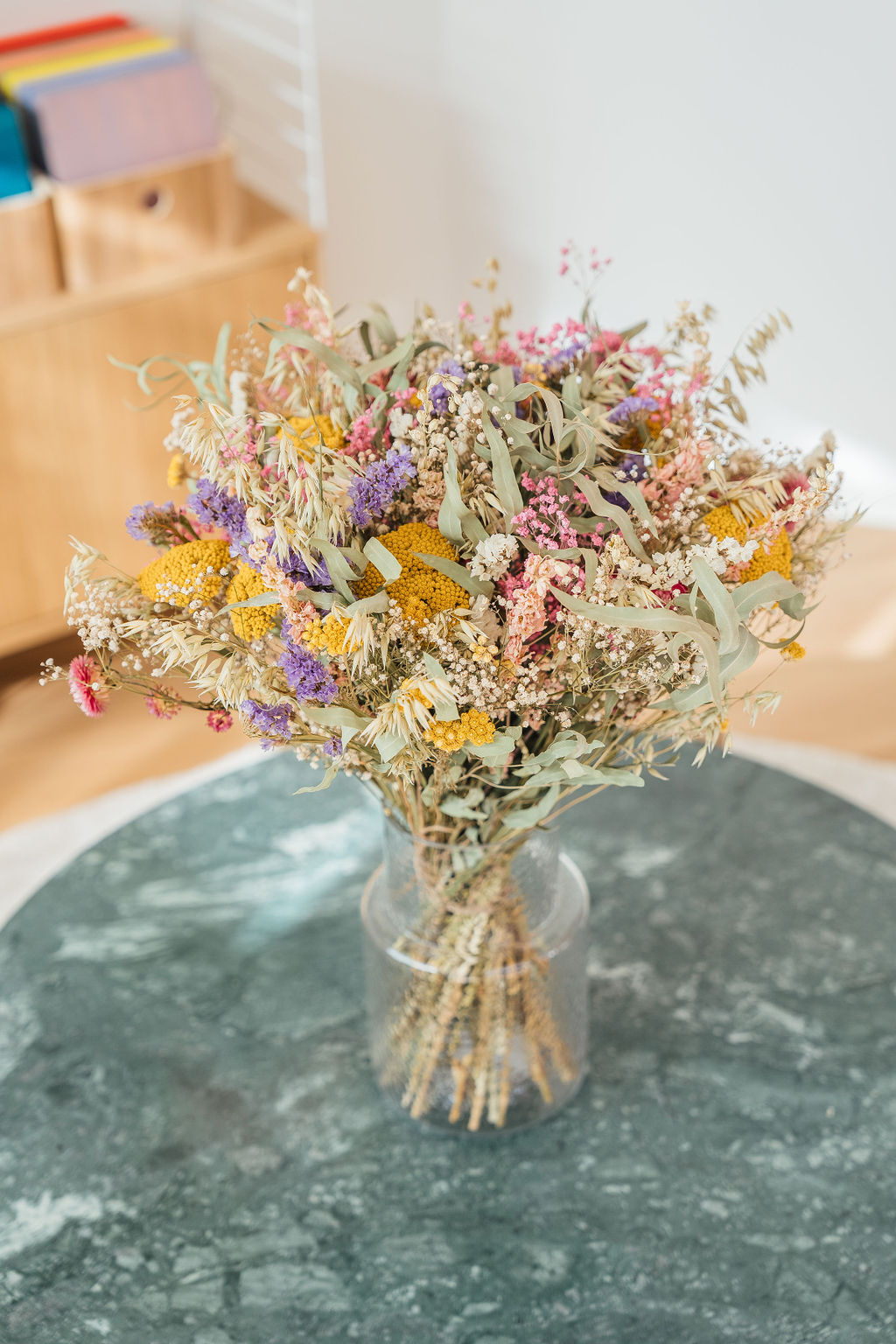 Couvre cercueil en fleurs blanches et roses disposées avec élégance