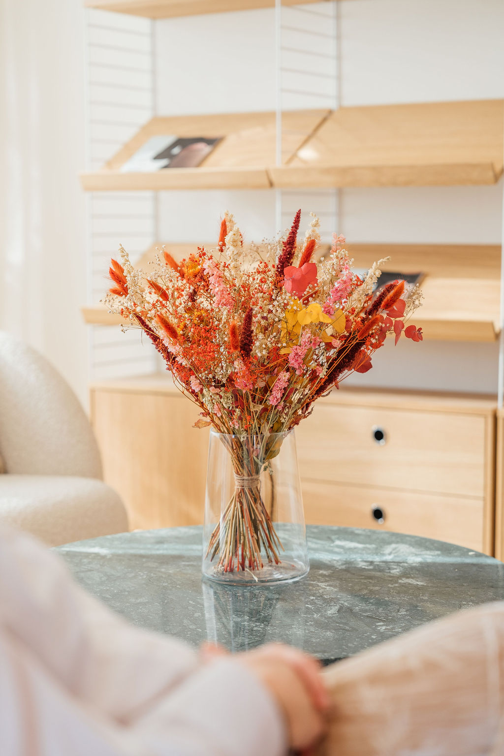 Composition florale couvre cercueil aux teintes douces et naturelles