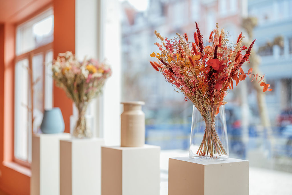 Bouquet funéraire généreux aux fleurs fraîches variées