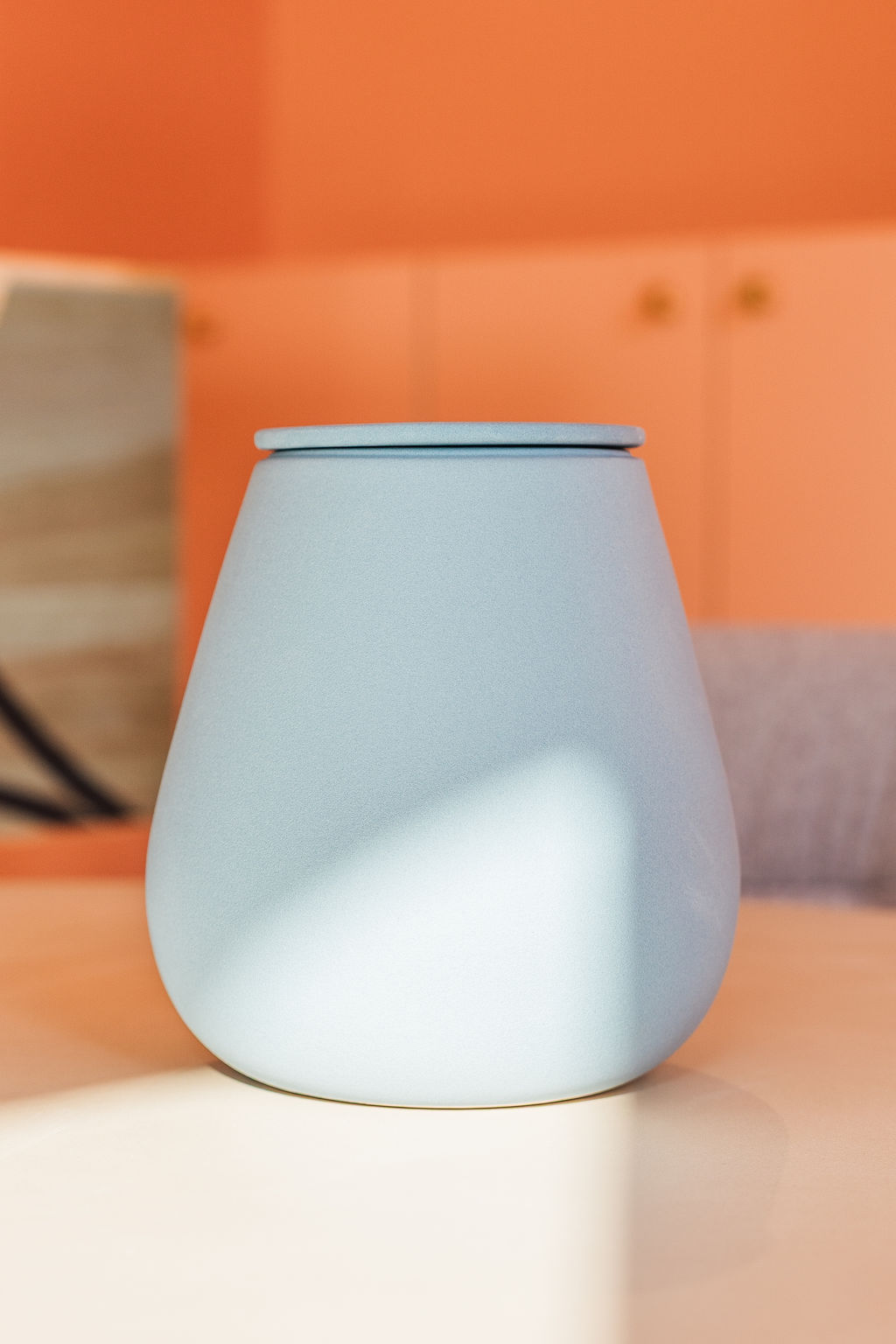 Urne funéraire en céramique artisanale aux nuances claires